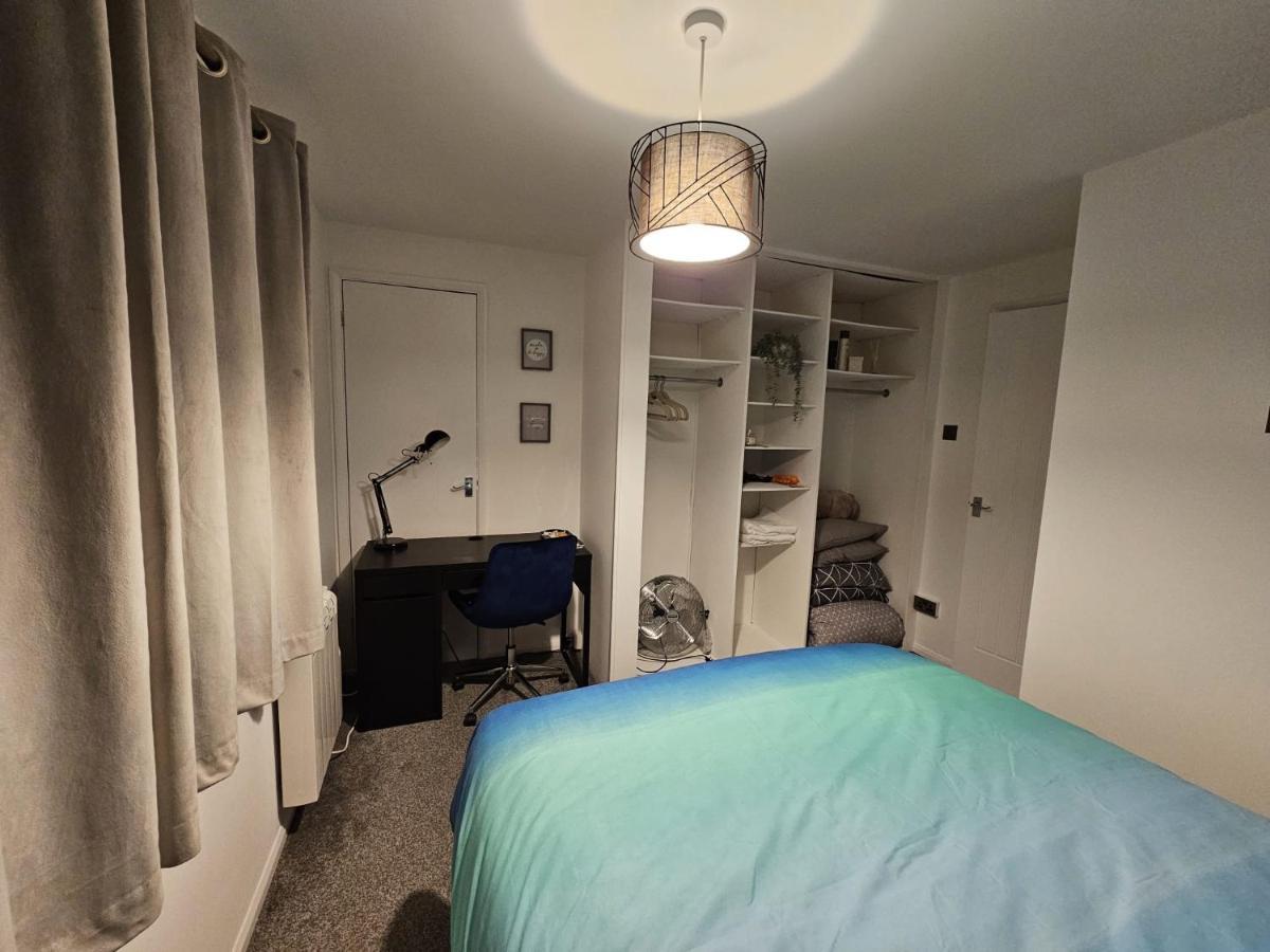 Entire Spacious Modern One Bedroom House Свіндон Екстер'єр фото