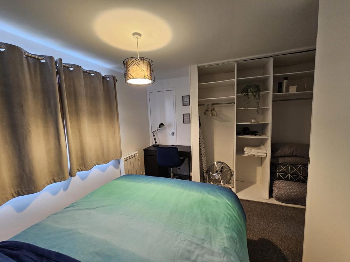 Entire Spacious Modern One Bedroom House Свіндон Екстер'єр фото